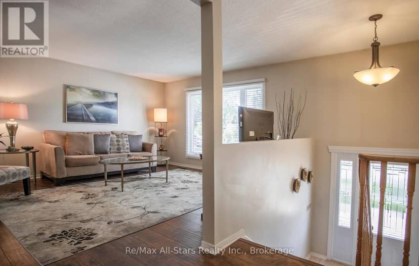 39 Applewood Crescent — photo 5 of 40