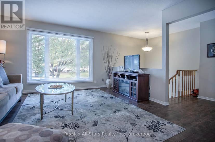 39 Applewood Crescent — photo 7 of 40