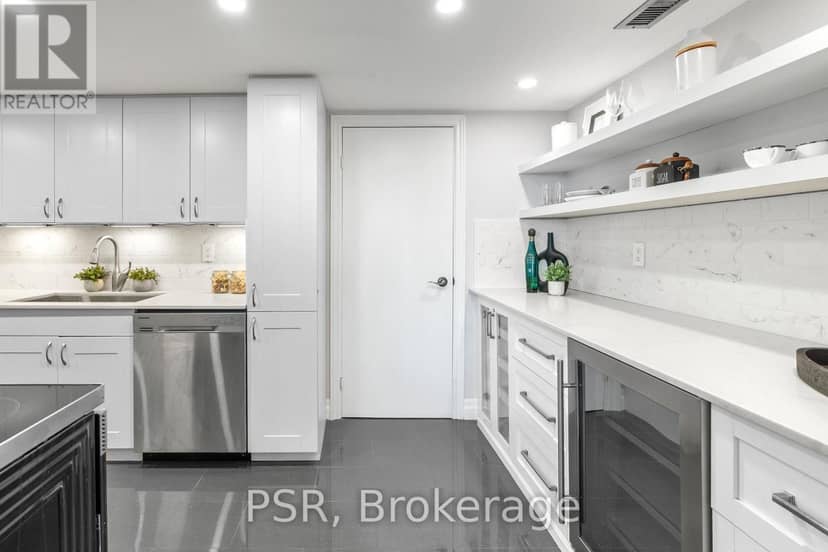 1103 - 30 Wellington Street E — photo 13 of 35