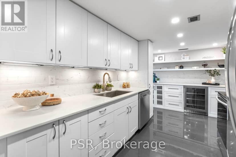 1103 - 30 Wellington Street E — photo 15 of 35