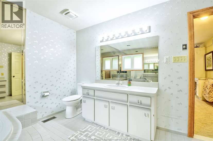 2300 Santo DRIVE — photo 33 of 40
