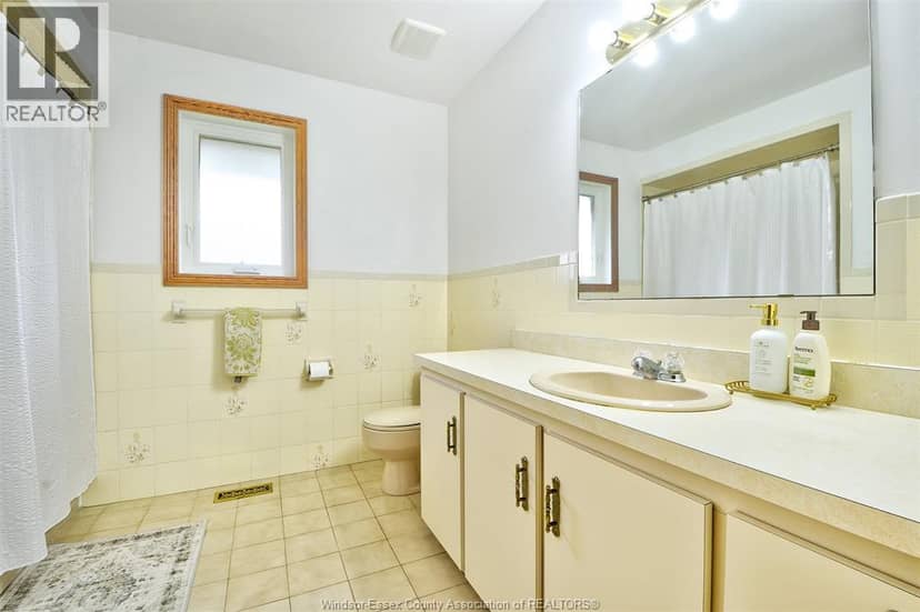 2300 Santo DRIVE — photo 38 of 40