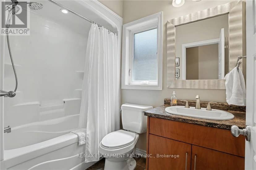 12 Silverwood Avenue, Welland, photo 6