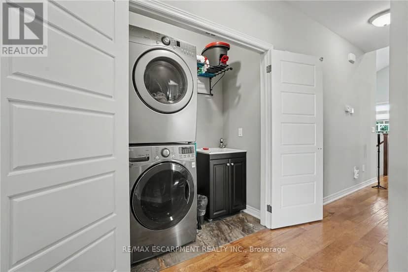 12 Silverwood Avenue, Welland, photo 8