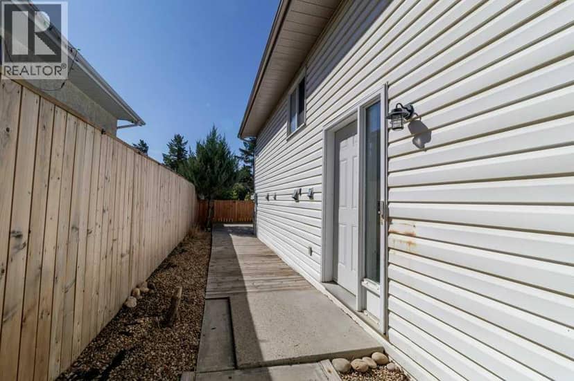 33 Eggleton Street, Red Deer, photo 3