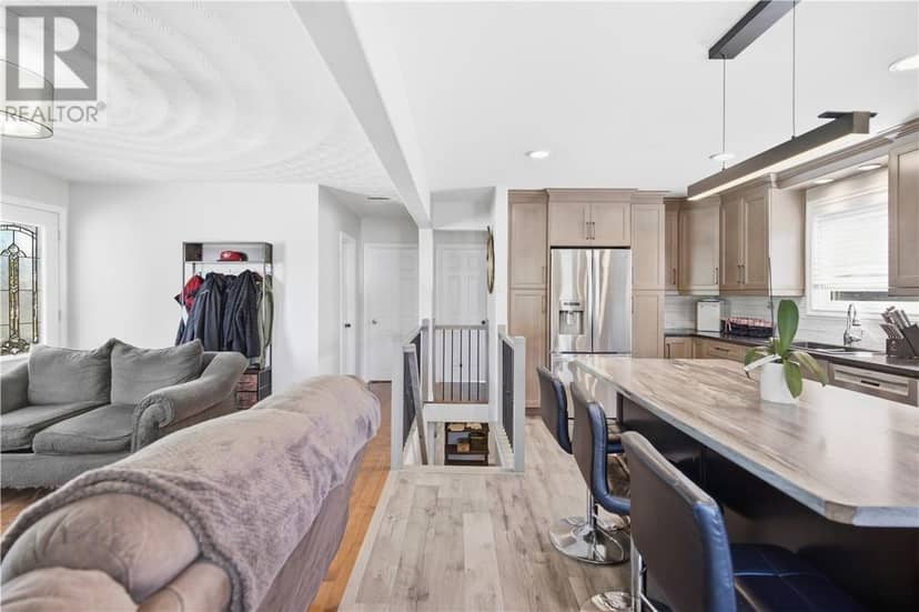 547 Alexander Street — photo 3 of 28