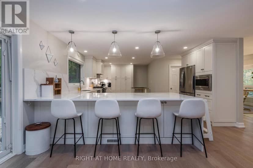 11 Woodland Crescent — photo 9 of 40