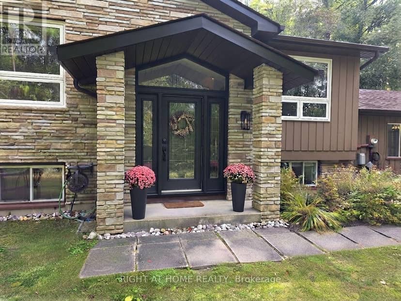 11 Woodland Crescent — photo 3 of 40