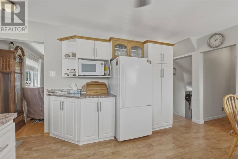 260 Mississagua AVE — photo 10 of 32