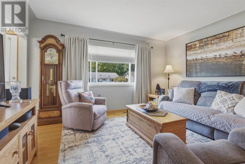260 Mississagua AVE — photo 3 of 32