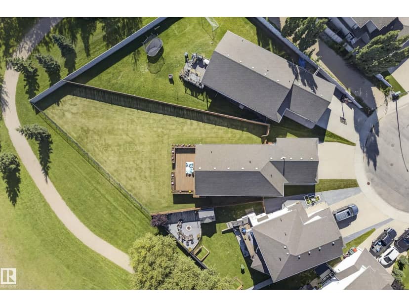 27 Silverstone Dr, Stony Plain, photo 2