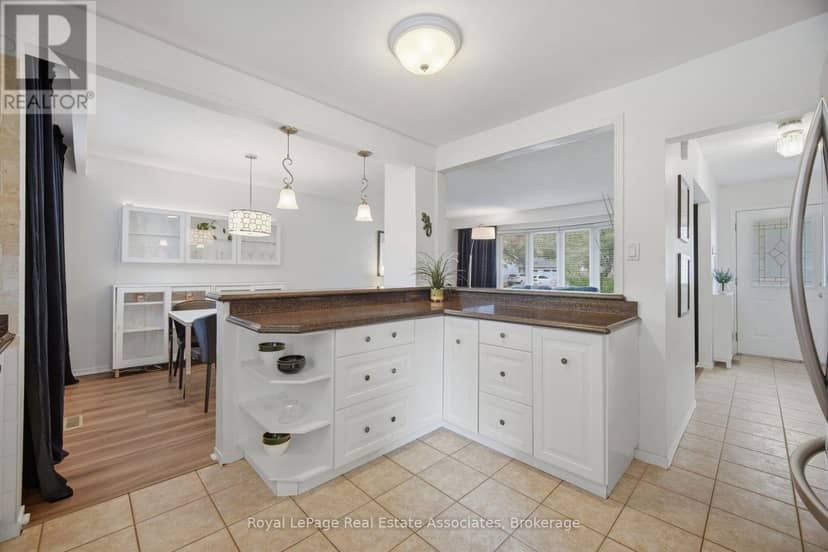 2452 Yarmouth Crescent — photo 12 of 40