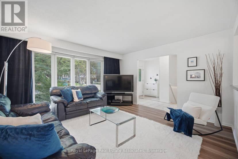 2452 Yarmouth Crescent — photo 5 of 40