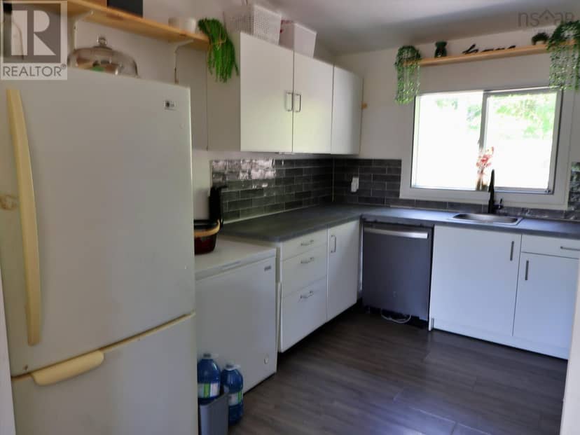 6711 East Bay Highway — photo 9 of 22