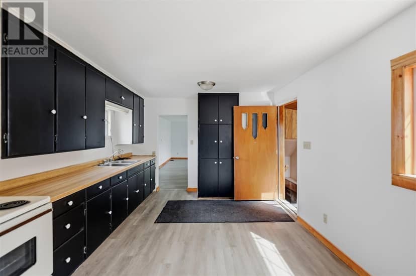 209 Wellington ST W — photo 9 of 28