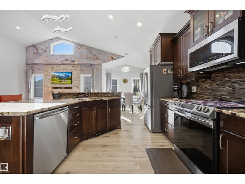 10819 175 AV NW — photo 16 of 40
