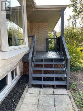 886 Srigley Street, Newmarket, photo 2