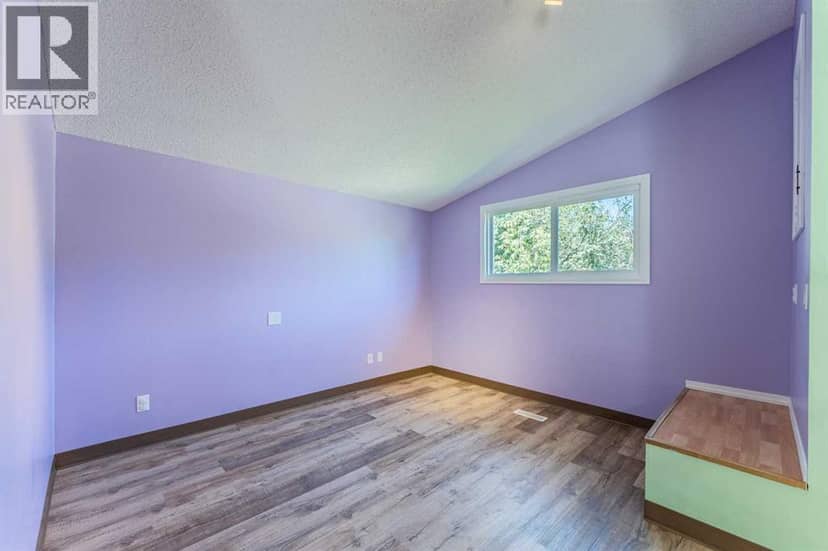 106 Elma Street W — photo 15 of 32