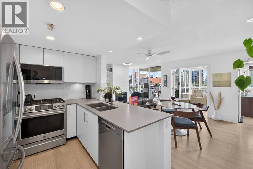 502 120 MILROSS AVENUE, Vancouver, photo 2