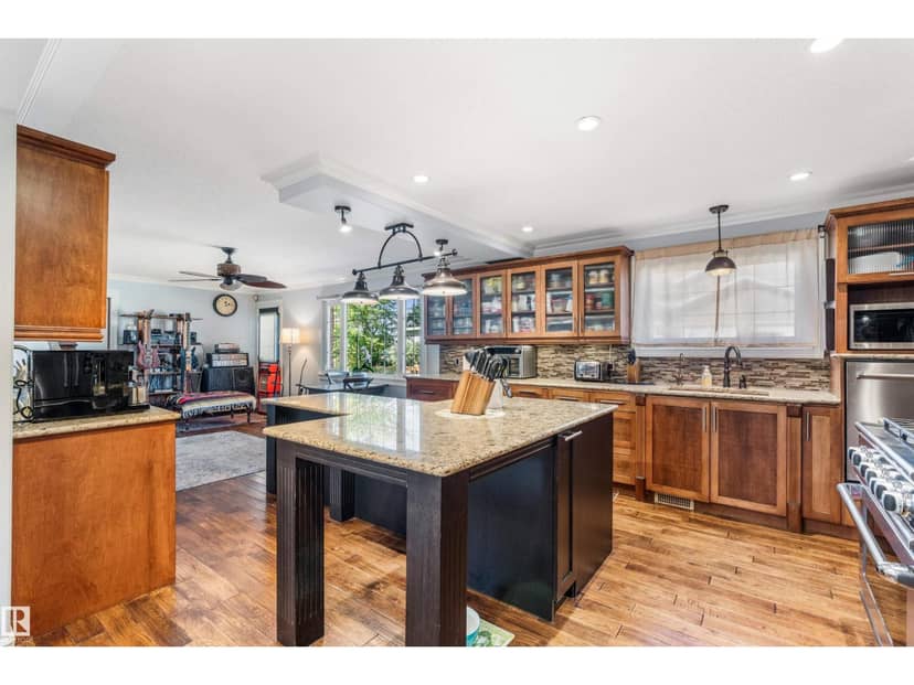 6016 52 AV — photo 15 of 40