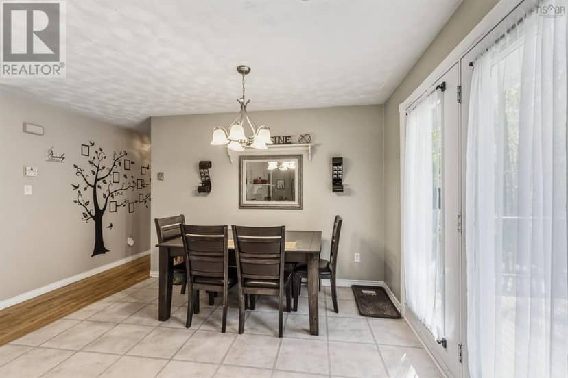 2410 Loretta Avenue — photo 12 of 40