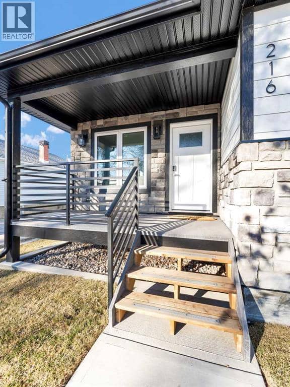 216 2 Street NW, Medicine Hat, photo 2