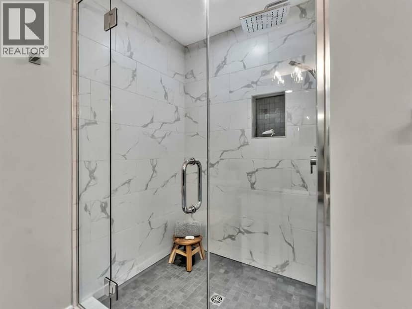 216 2 Street NW — photo 22 of 40