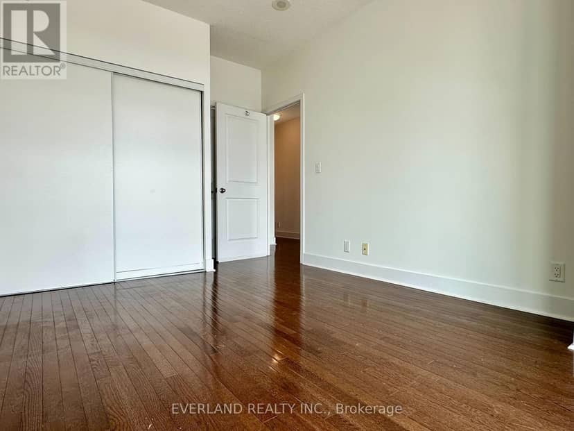 901 - 26 Norton Avenue — photo 12 of 18