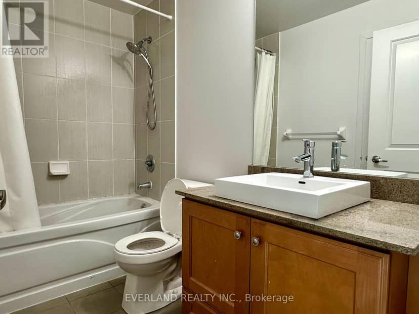 901 - 26 Norton Avenue — photo 14 of 18