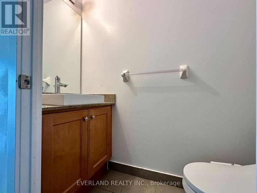 901 - 26 Norton Avenue — photo 15 of 18