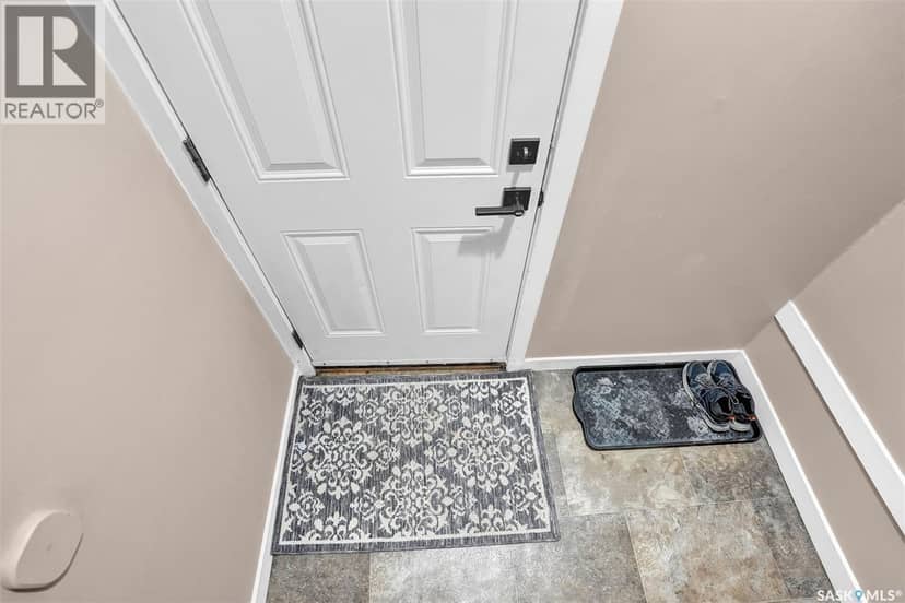 176-178 Rothwell CRESCENT — photo 18 of 40