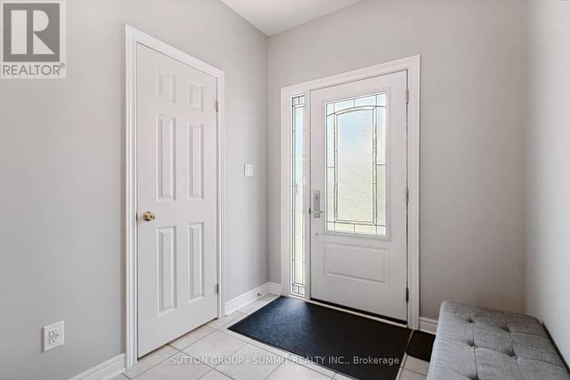 2092 English Crescent — photo 2 of 18