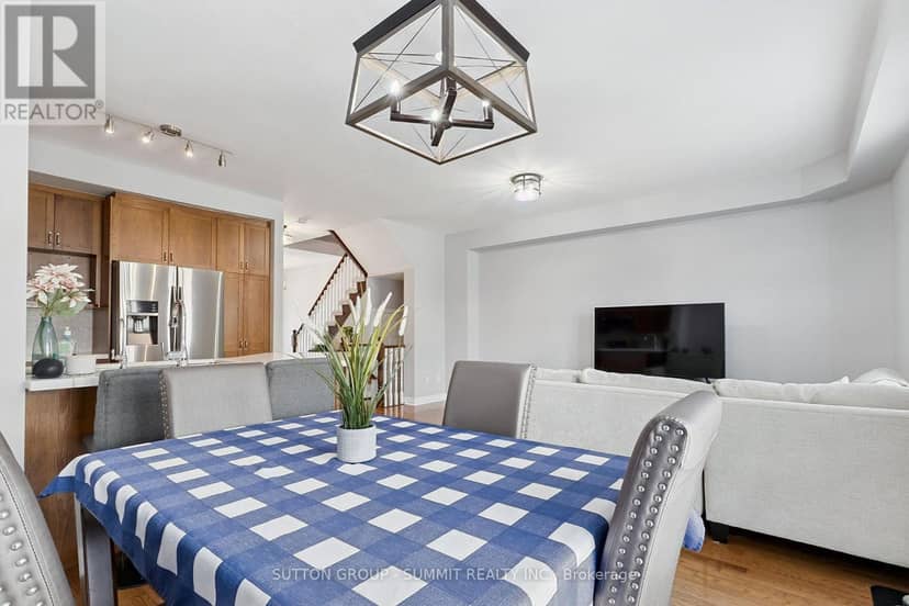 2092 English Crescent — photo 8 of 18