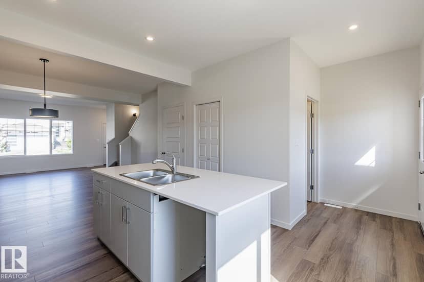 3611 Triomphe Bv — photo 11 of 32