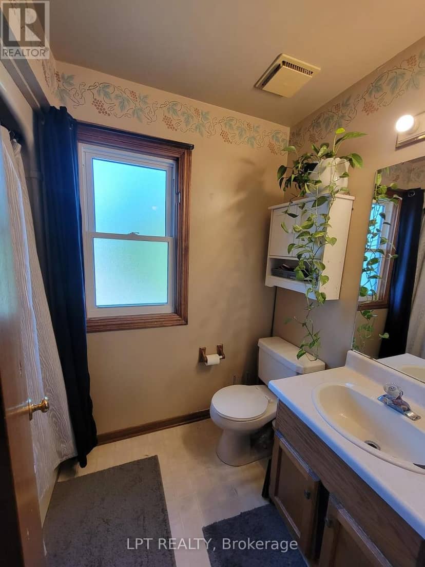 57 Poplar Crescent — photo 7 of 11