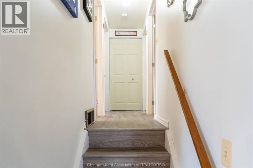 86 Marion AVENUE — photo 23 of 40
