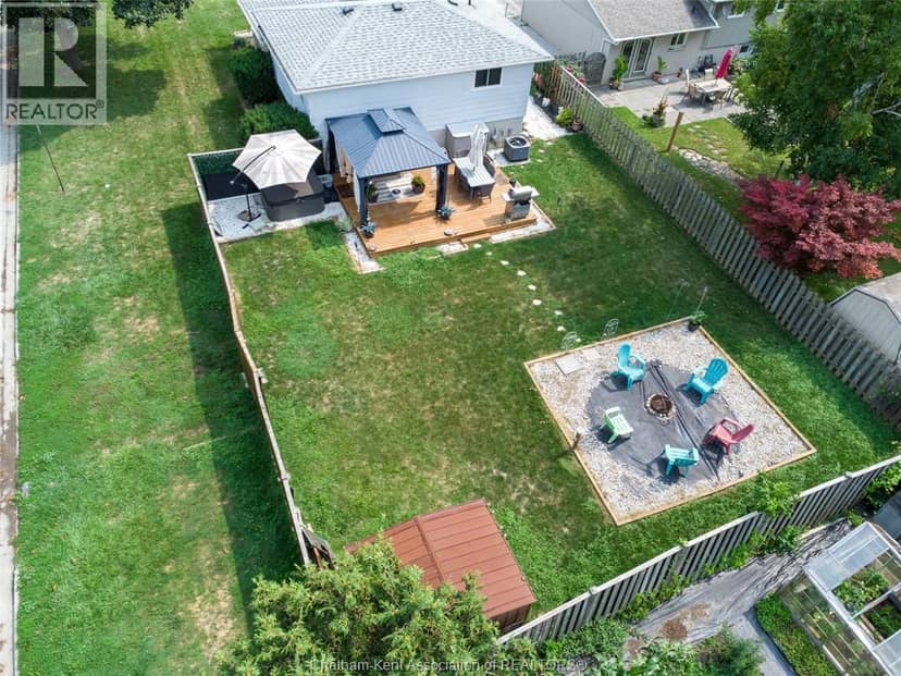 86 Marion AVENUE — photo 4 of 40