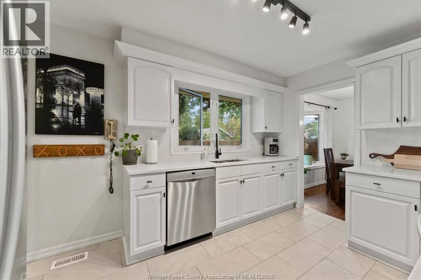3425 Roxborough BOULEVARD — photo 11 of 38