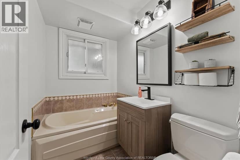 3425 Roxborough BOULEVARD — photo 13 of 38