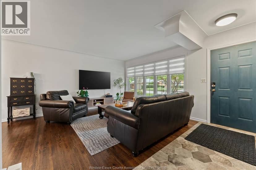3425 Roxborough BOULEVARD — photo 4 of 38