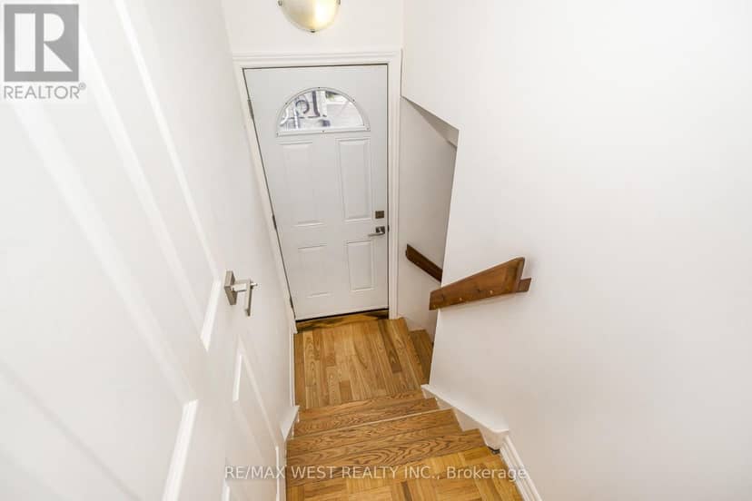 32 Pine Avenue N — photo 18 of 33