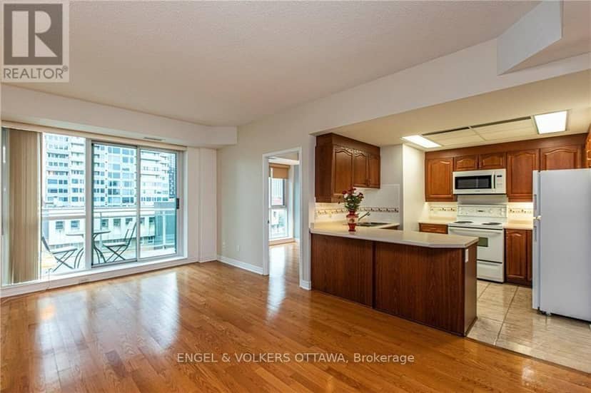 602 - 134 York Street — photo 3 of 17