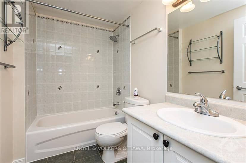 602 - 134 York Street — photo 9 of 17