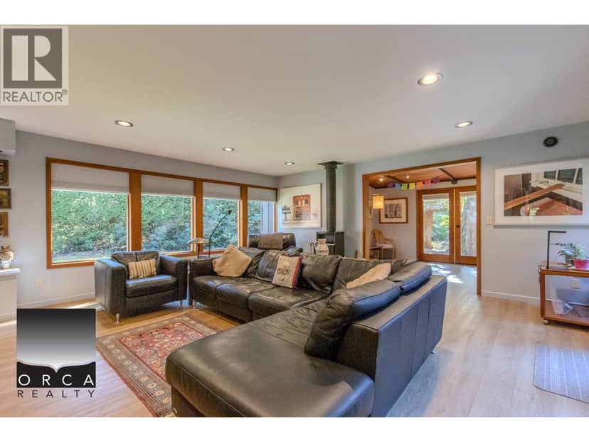 496 MELMORE ROAD, Bowen Island