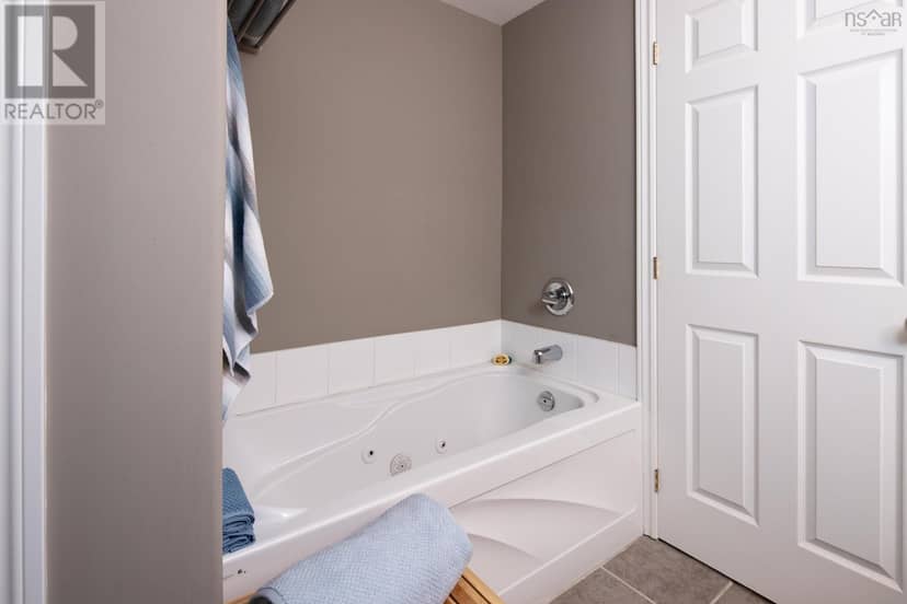802 89 Waterfront Drive — photo 21 of 38