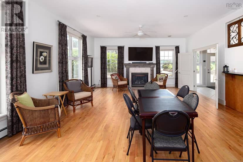 802 89 Waterfront Drive — photo 31 of 38