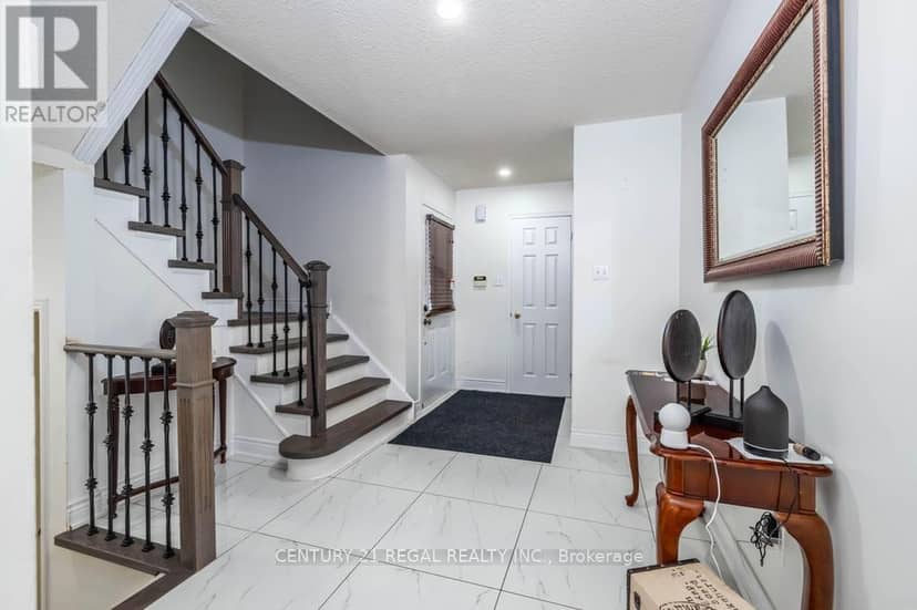 43 Waterton Crescent, Richmond Hill, photo 4