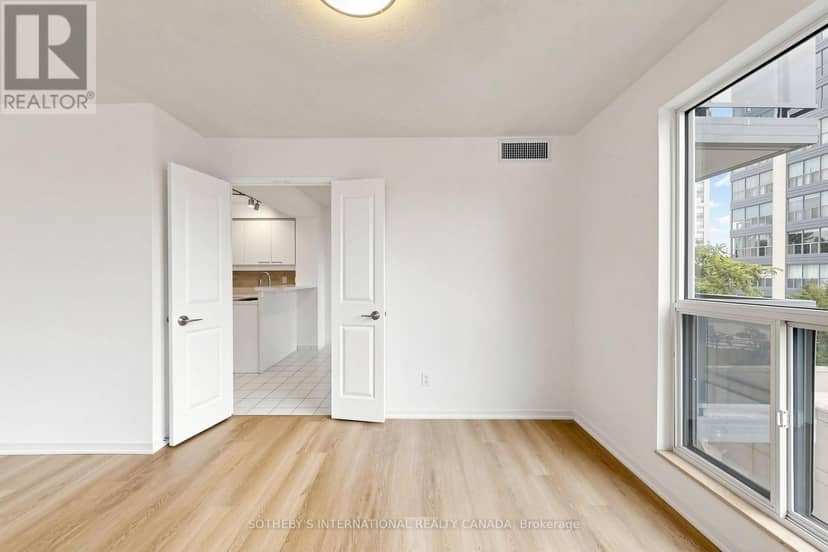 303 - 18 Hollywood Avenue — photo 7 of 40