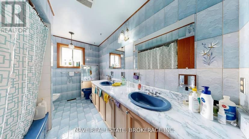 9747 Bathurst Street — photo 11 of 40