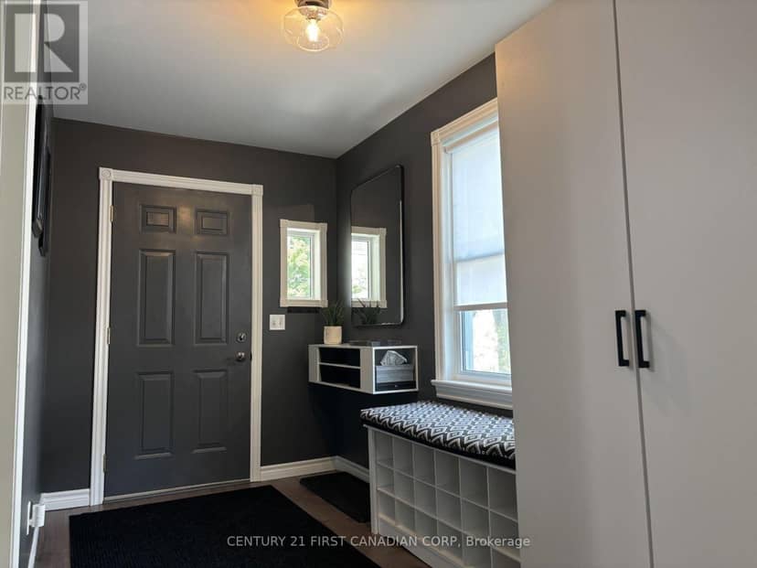 4073 Catherine Street — photo 2 of 35